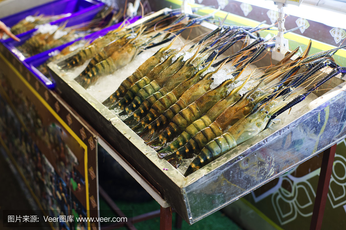在泰国市场销售的冰水虾